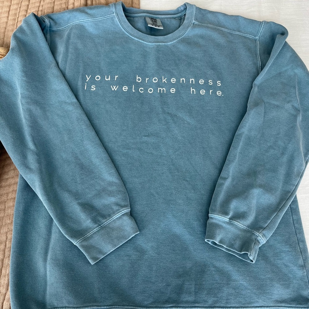 Comfort colors sweatshirt medium